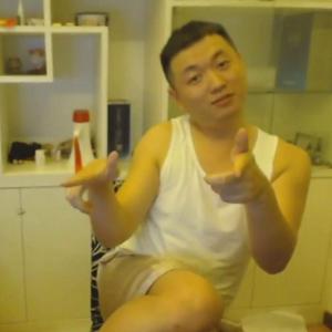 帅小伙男男裸体按摩视频
